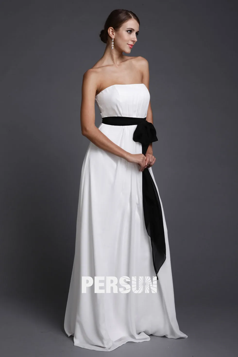 Robe de dame d'honneur chic longue bustier accessoirisée une ceiture noire