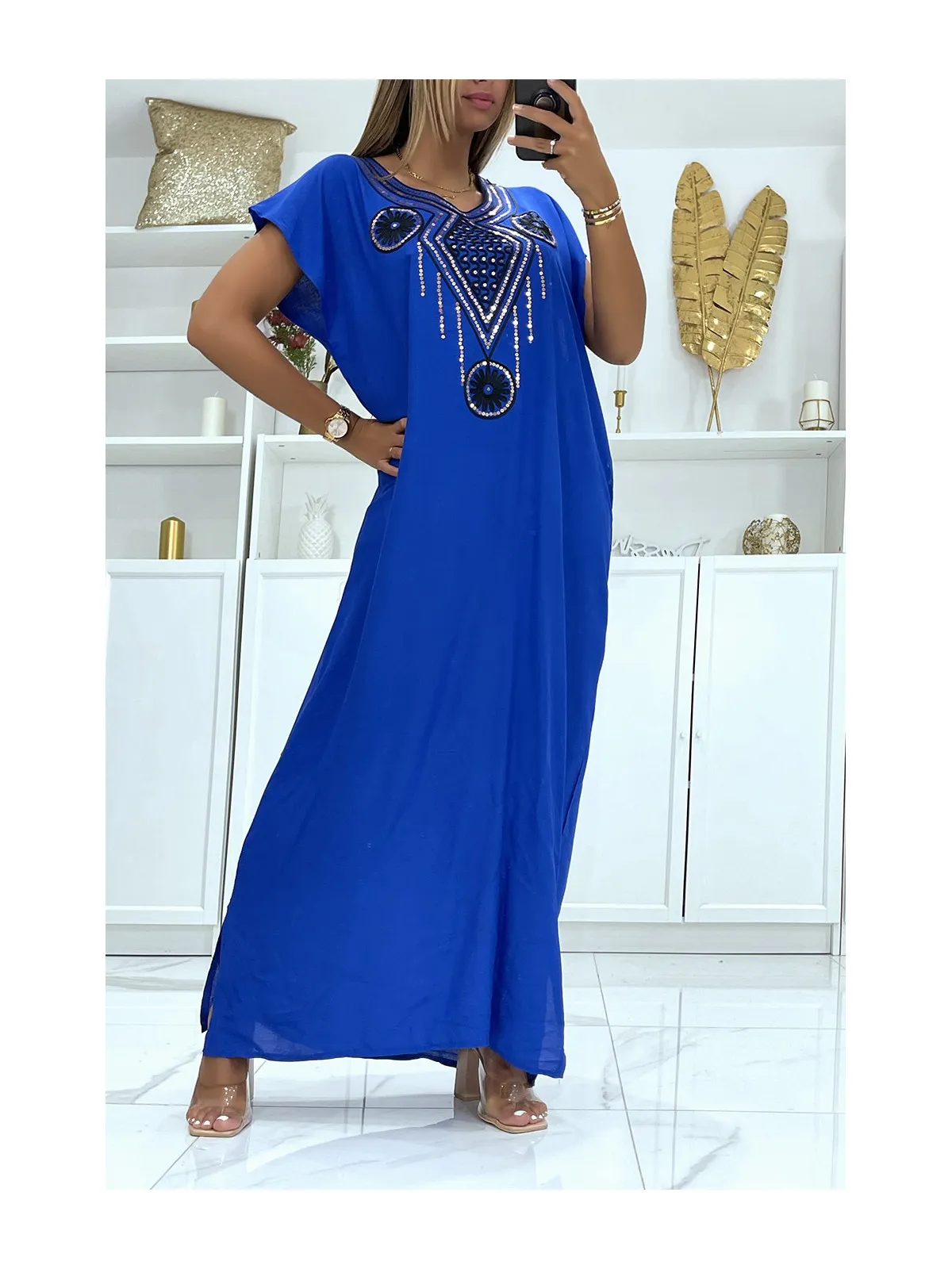 Robe djellaba royal et noir très agréable à porter avec joli motif brodé au col ornée de strass